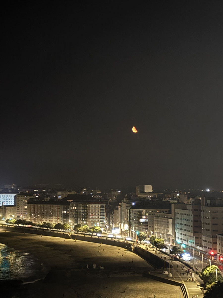 El humo de los incendios tiñe de naranja la Luna de A Coruña