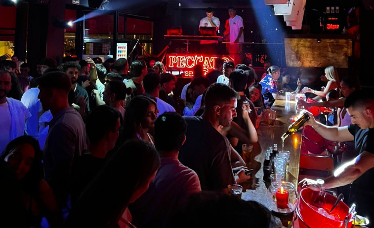 El rey de la noche de A Coruña que arrasa en el veraneo de Sanxenxo
