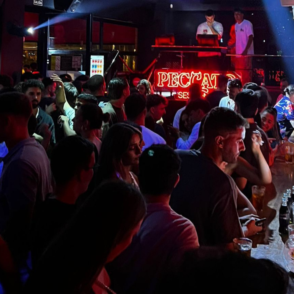 El rey de la noche de A Coruña que arrasa en el veraneo de Sanxenxo