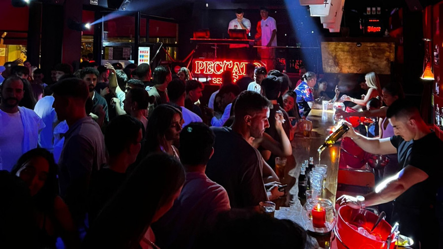 El rey de la noche de A Coruña que arrasa en el veraneo de Sanxenxo