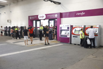 MADRID, 16/08/2025.- Viajeros a la espera en la estación de Chamartín en Madrid, este sábado. Renfe ha habilitado dos servicios especiales de trenes en cada sentido entre la capital de España y Za