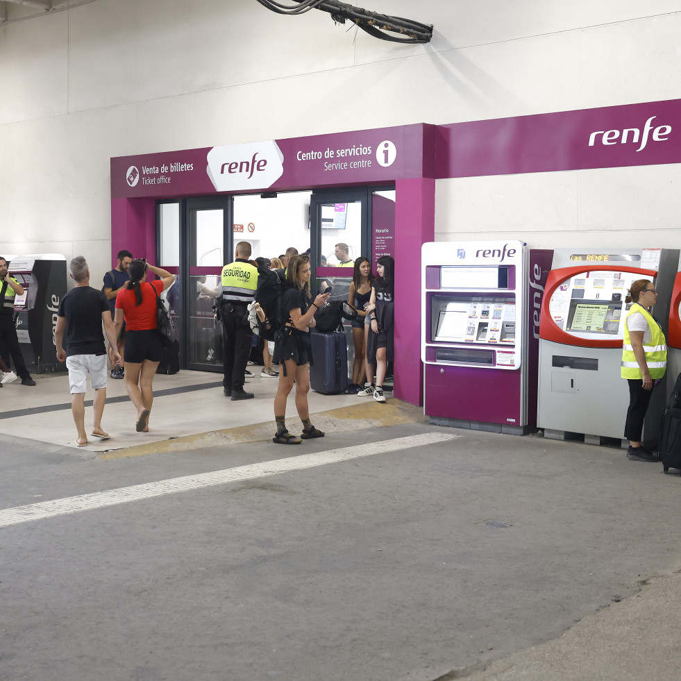 El tren entre Galicia y Madrid sigue suspendido y los pasajeros del Alvia A Coruña-Barcelona irán en autobús