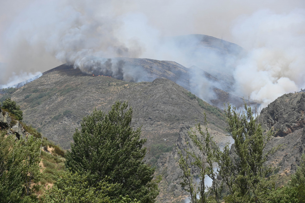 BARNIEDO (LEÓN), 16/08/2025.- Vista del incendio de Barniedo (León), que afecta a los Picos de Europa. Por primera vez en España, tres comunidades autónomas -Castilla y León, Asturias y Cantabria