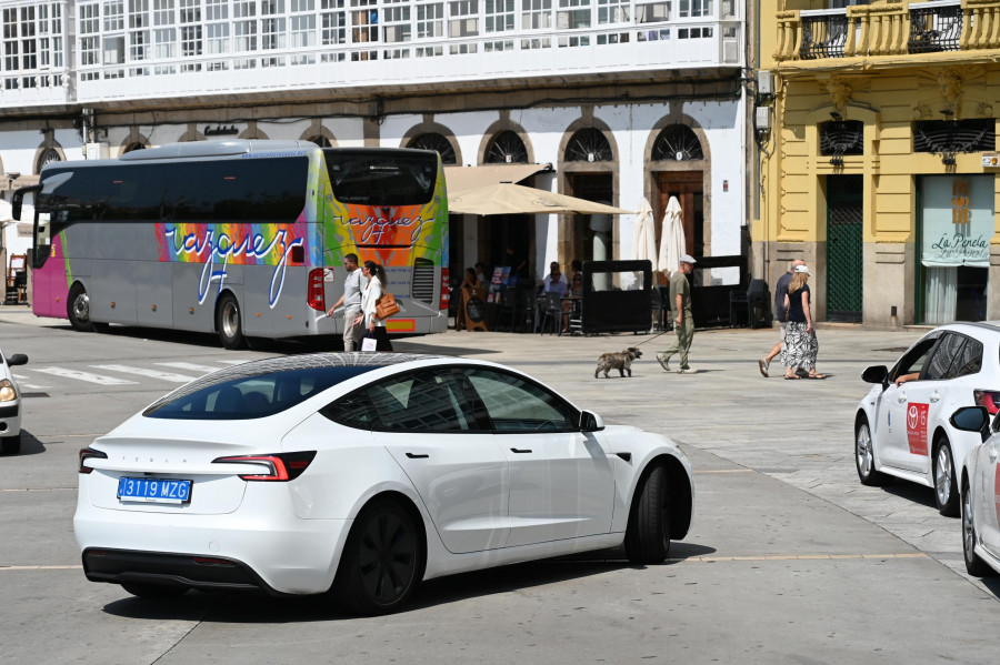 La presencia de Uber y unas fiestas “flojas” llevan a los taxistas de A Coruña a atravesar  su “peor agosto”