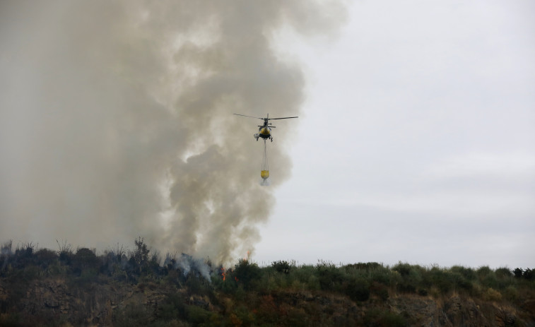 Un fuego provocado en Monte Costa, en Culleredo, obliga a cortar la electricidad