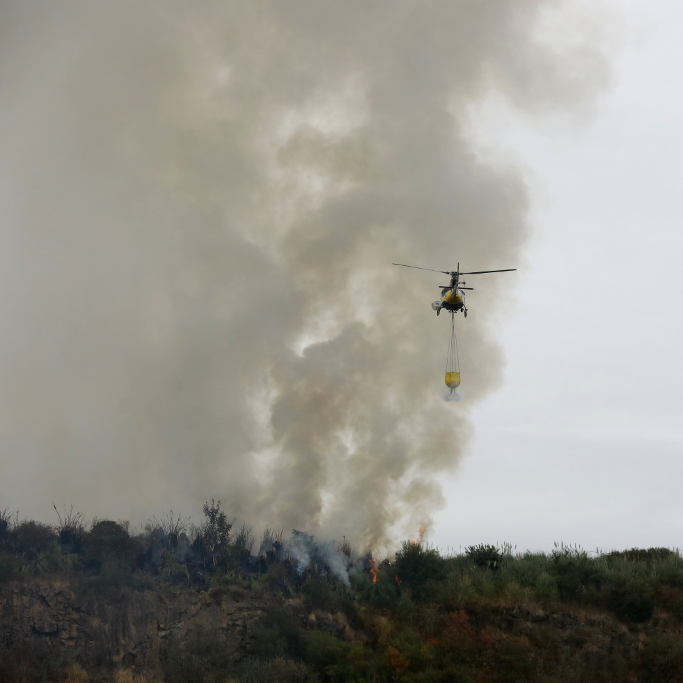 Un fuego provocado en Monte Costa, en Culleredo, obliga a cortar la electricidad