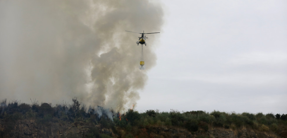 Un fuego provocado en Monte Costa, en Culleredo, obliga a cortar la electricidad