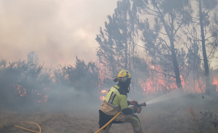 Uno de los brigadistas ingresados en el Chuac recibe el alta mientras el resto continúa con pronóstico grave