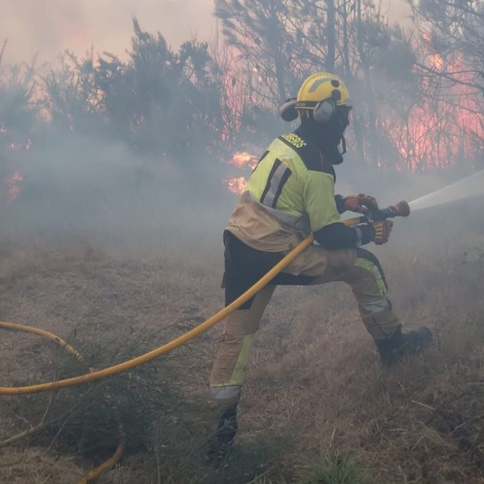 Bomberos de A Coruña refuerzan la lucha contra los incendios en Ourense