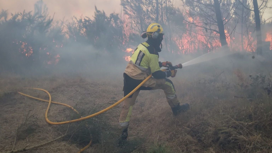 Bomberos de A Coruña refuerzan la lucha contra los incendios en Ourense