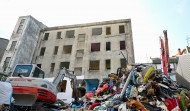 Adiós al punto de venta de droga de Meicende: comienza el derribo del edificio de la calle Touriñana