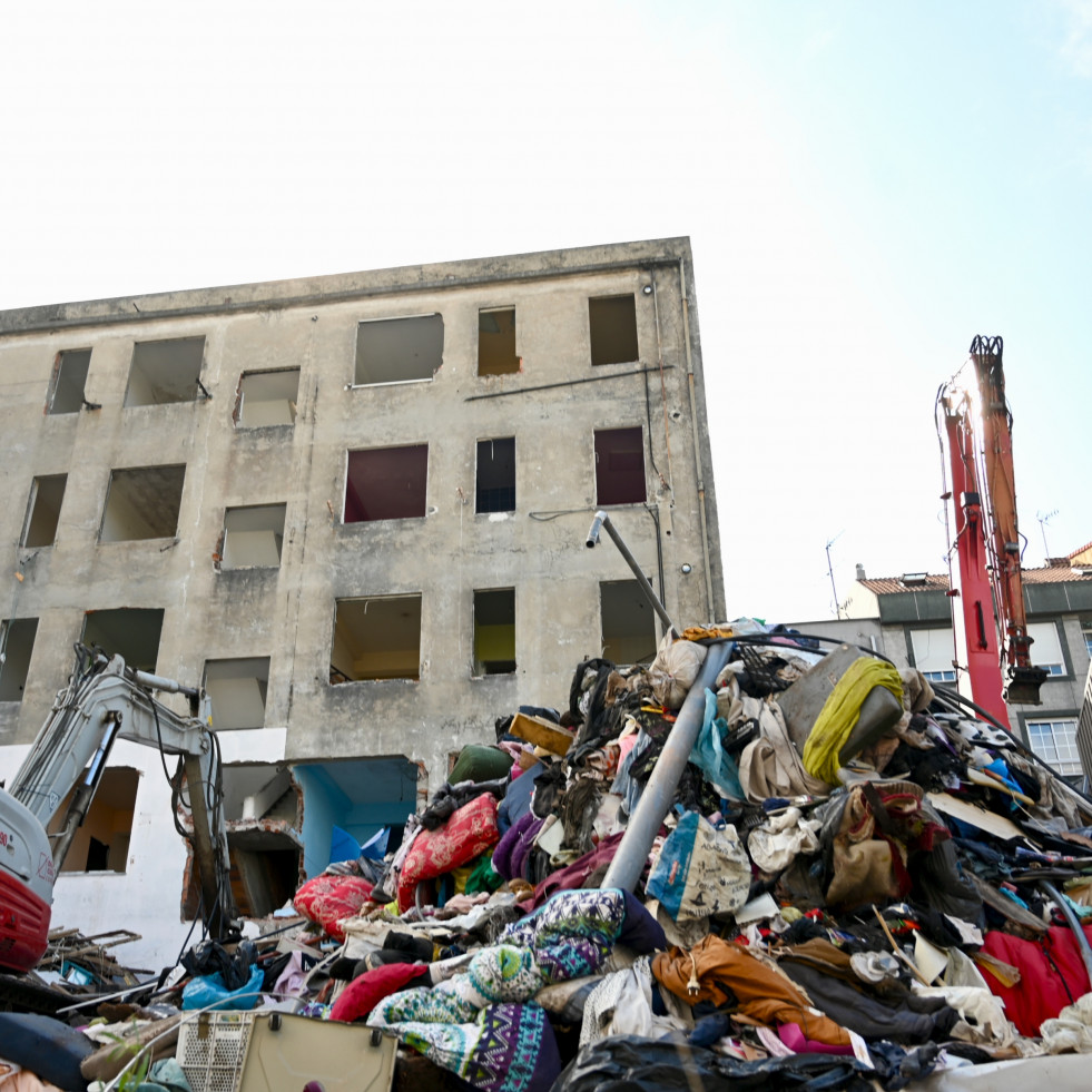 Adiós al punto de venta de droga de Meicende: comienza el derribo del edificio de la calle Touriñana