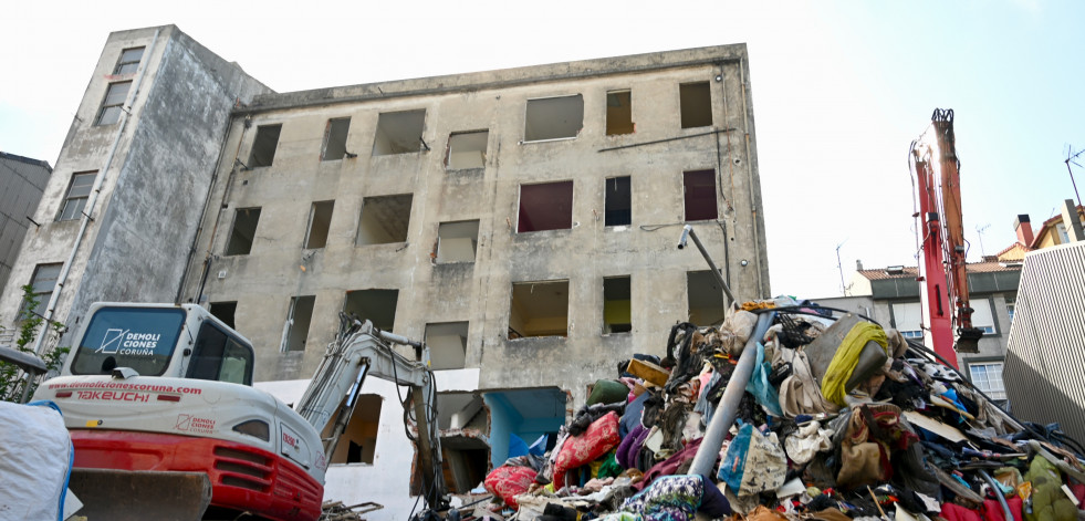 Adiós al punto de venta de droga de Meicende: comienza el derribo del edificio de la calle Touriñana