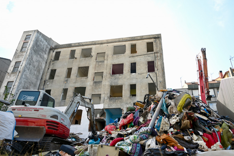 Adiós al punto de venta de droga de Meicende: comienza el derribo del edificio de la calle Touriñana