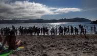 Las carabelas portuguesas vuelven a frustrar el baño en la playa de Matadero, en A Coruña