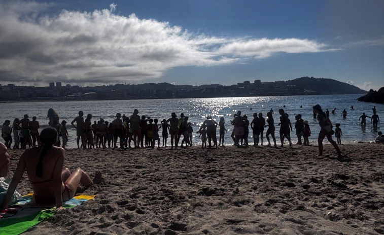 Las carabelas portuguesas vuelven a frustrar el baño en la playa de Matadero, en A Coruña
