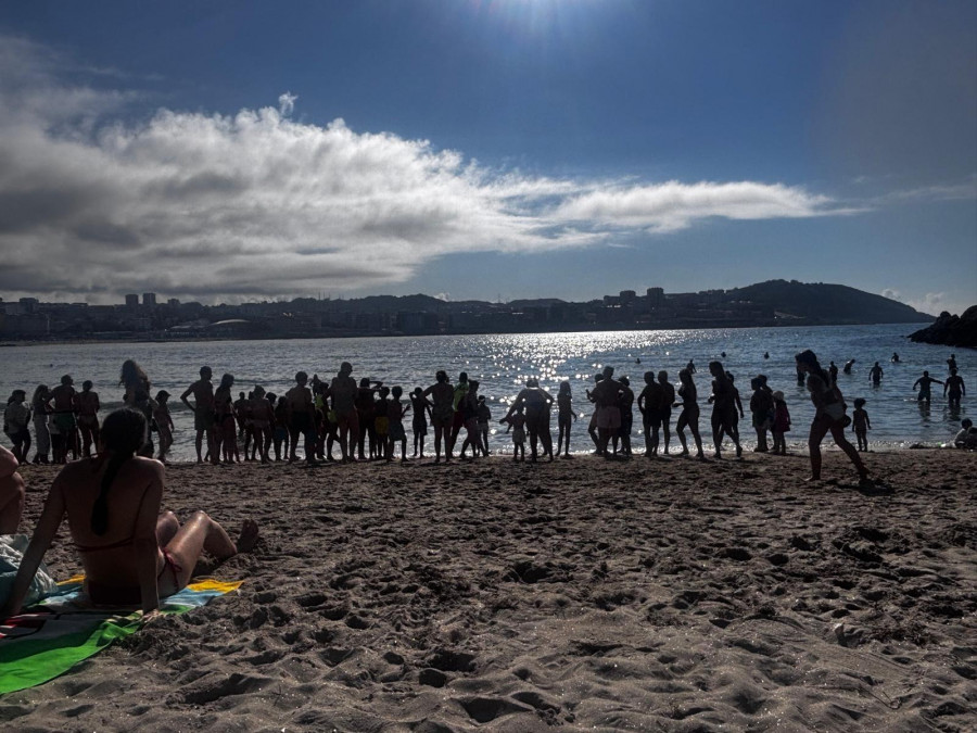 Las carabelas portuguesas vuelven a frustrar el baño en la playa de Matadero, en A Coruña