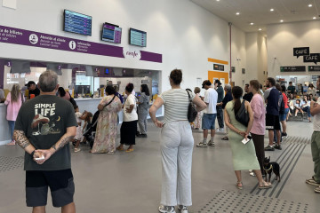 Usuarios aguardando por cancelar sus billetes, en la estación de tren  d. sánchez