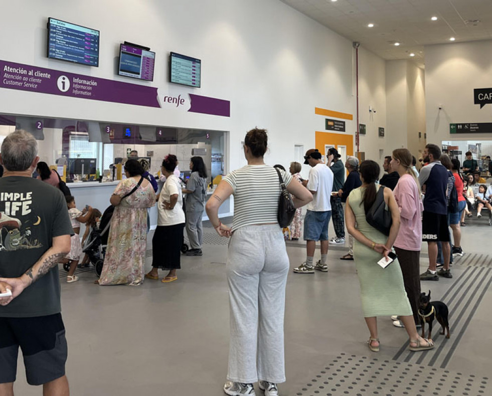 Usuarios aguardando por cancelar sus billetes, en la estación de tren  d. sánchez