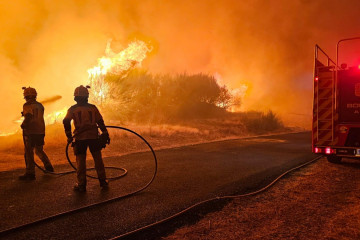 Miembros del servicio de extinción de incendios herculino luchando contra las llamas  bomberos a coruña