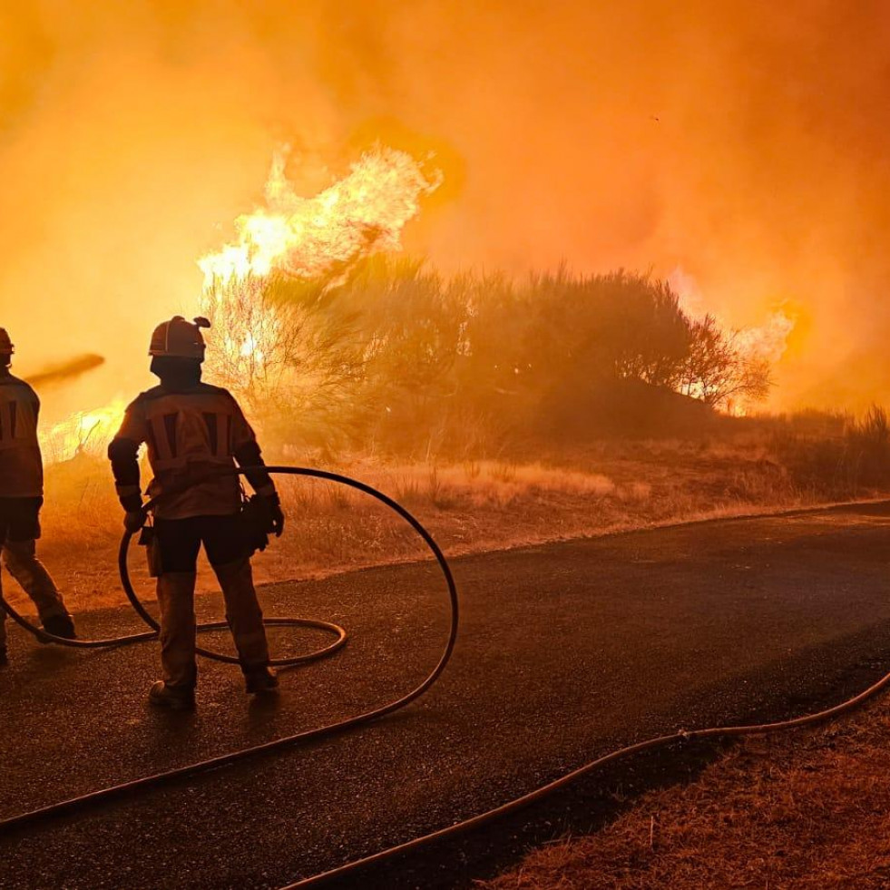 Un bombero coruñés en los fuegos de Ourense:  “De noche ves el cielo naranja por todos lados”