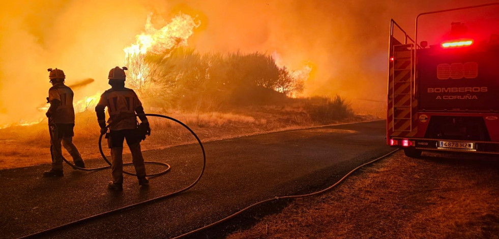 Un bombero coruñés en los fuegos de Ourense:  “De noche ves el cielo naranja por todos lados”