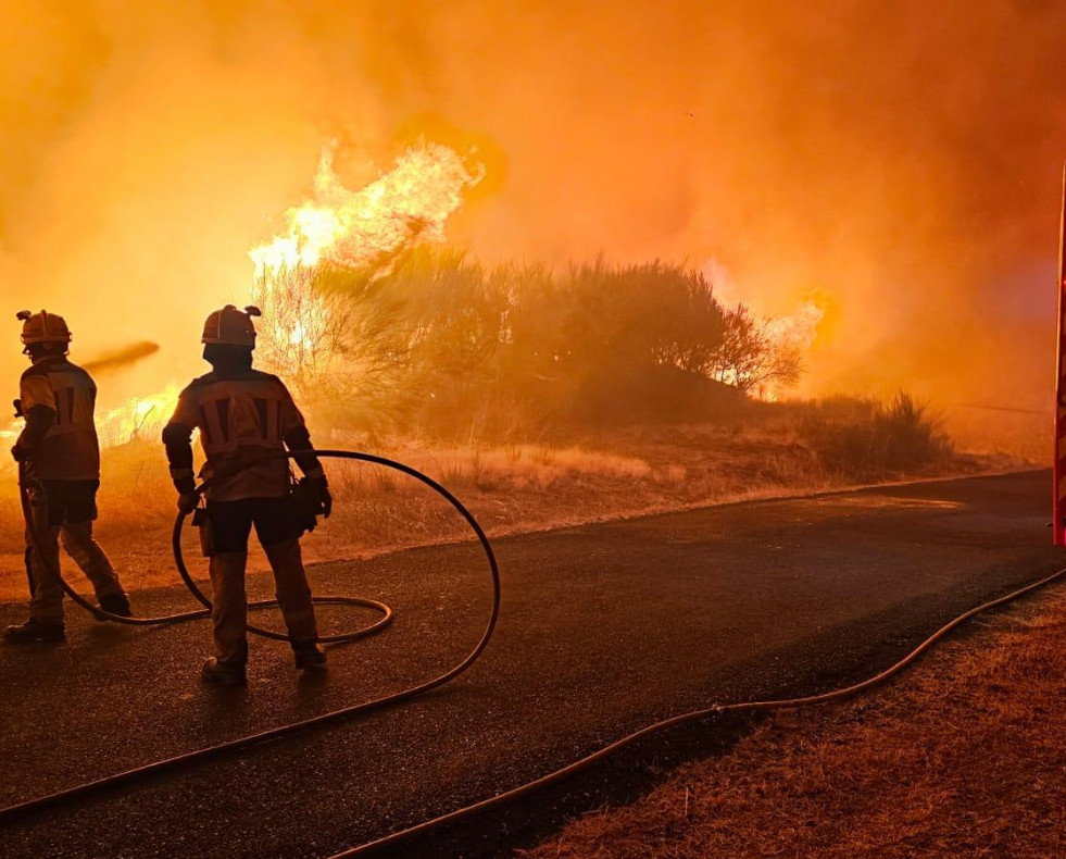 Miembros del servicio de extinción de incendios herculino luchando contra las llamas  bomberos a coruña