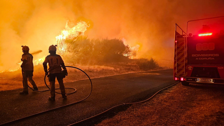 Un bombero coruñés en los fuegos de Ourense:  “De noche ves el cielo naranja por todos lados”