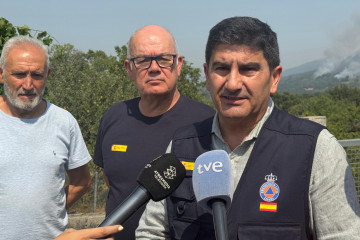 MACEDA (OURENSE), 13/08/2025.- El delegado del Gobierno en Galicia, Pedro Blanco, se desplazó a la parroquia de Santirso, en el municipio de Maceda, para supervisar la evolución del incendio y apoya
