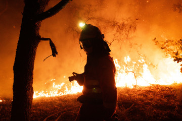 Oimbra (Ourense) (Spain), 19/08/2025.- A handout photo made available by the Spanish Minister of Defense shows a firefighter working to extinguish a forest fire in Oimbra, Ourense, Galicia, Spain, 19 