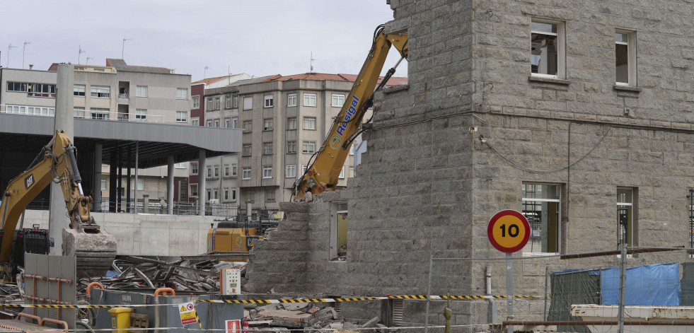 Derriban el edificio de piedra adyacente a  la estación de ferrocarril de San Cristóbal