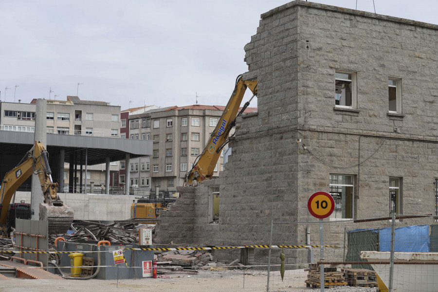 Derriban el edificio de piedra adyacente a  la estación de ferrocarril de San Cristóbal