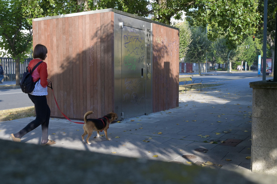 El baño de A Coruña que costó 70.000 euros y lleva meses cerrado al público