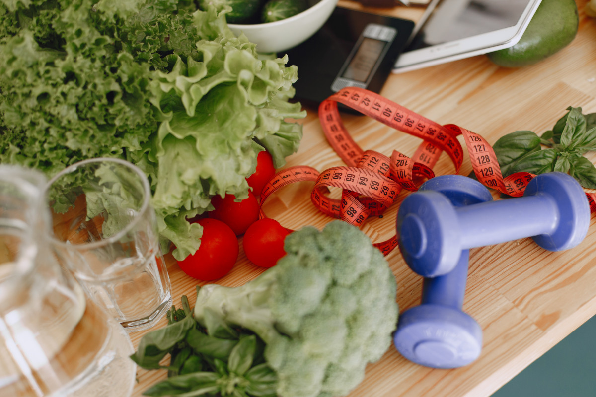 Conjunto de verduras crudas frescas productos sobre una mesa en una cocina moderna alimentacion saludable alimentos organicos