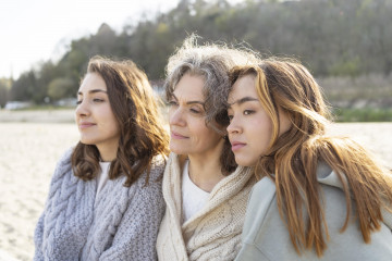 Madre pasar tiempo en la playa con sus dos hijas