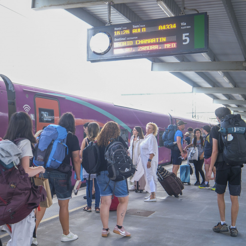 Los trenes ya circulan: Galicia recupera la alta velocidad ferroviaria con Madrid seis días después