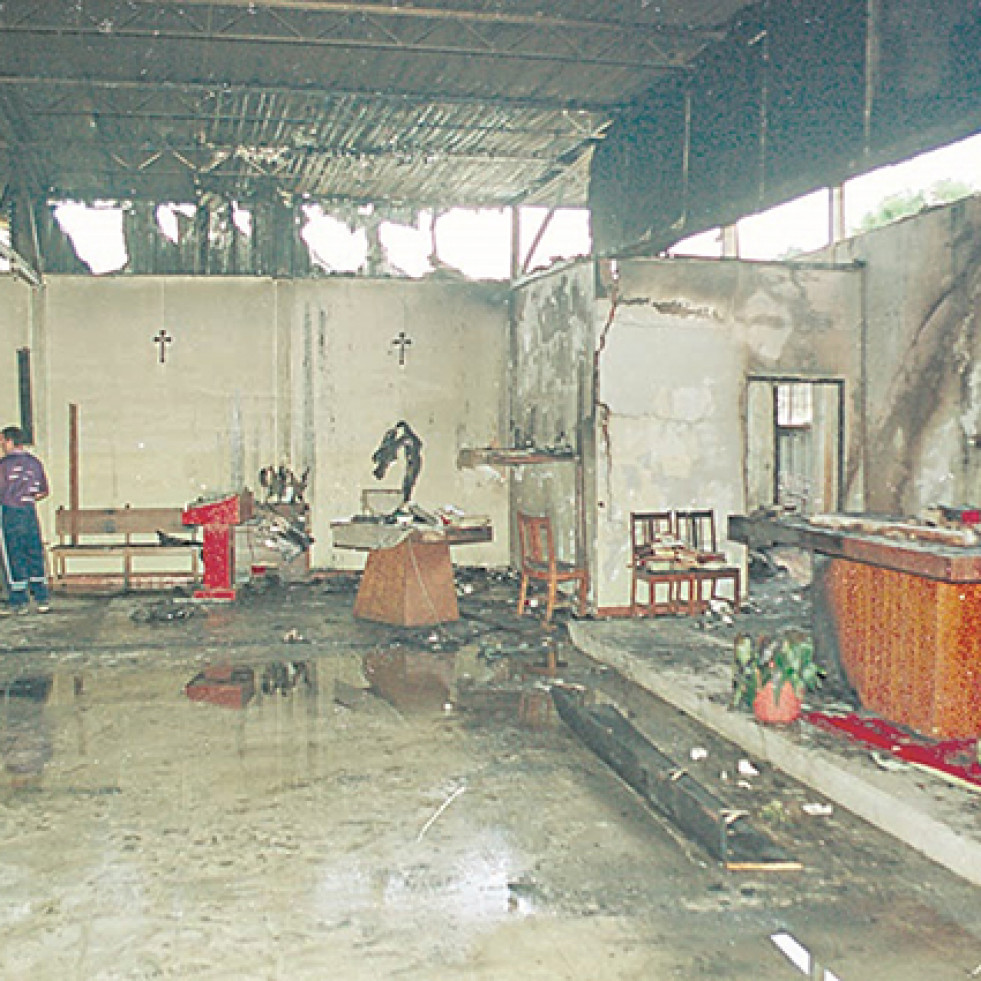 Hace 25 años | Unos desconocidos queman la iglesia de Feáns después de robar en el interior