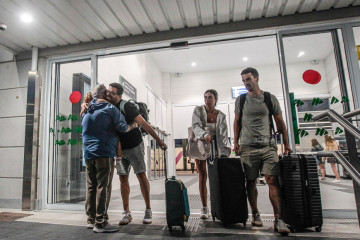 Viajeros, ayer, a su llegada a la estación de A Coruña, accesible desde Madrid por primera vez desde hace una semana  QUINTANA