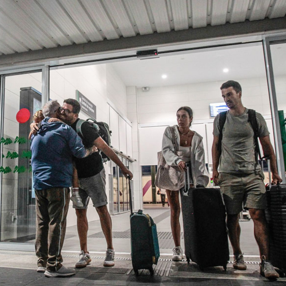 Llegan a A Coruña los primeros viajeros en tren desde Madrid tras una semana de cortes