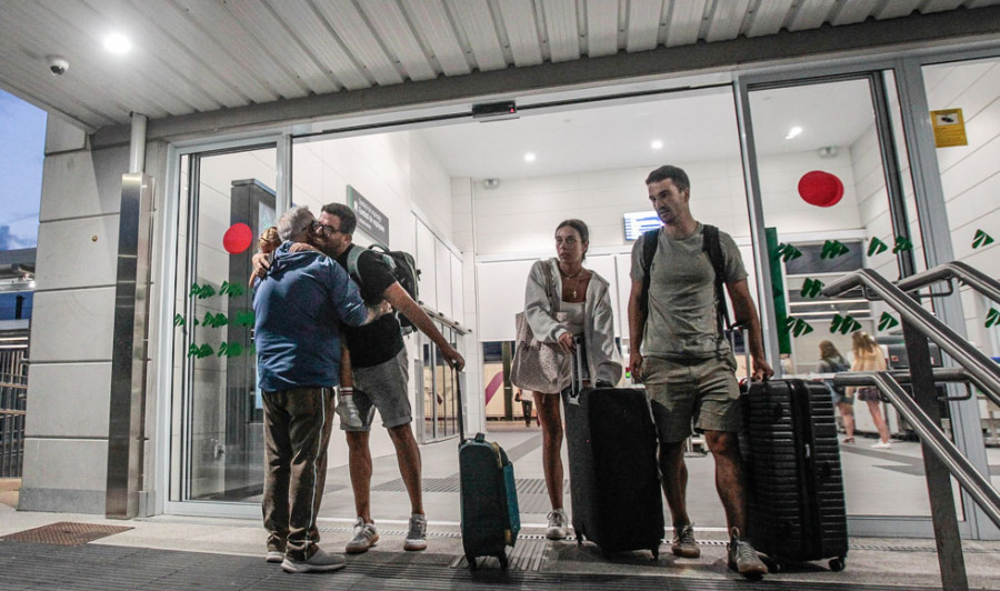 Llegan a A Coruña los primeros viajeros en tren desde Madrid tras una semana de cortes