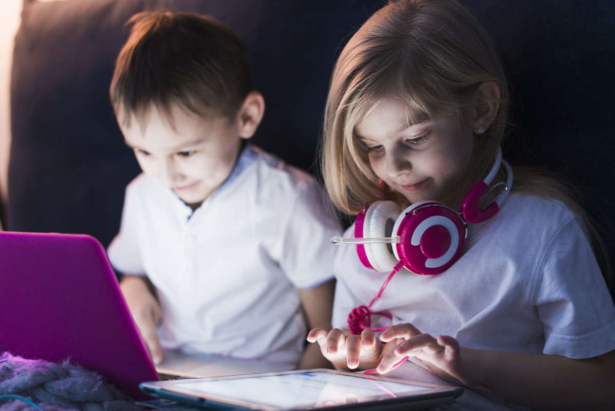 Concepto de tecnologia con ninos usando portatil