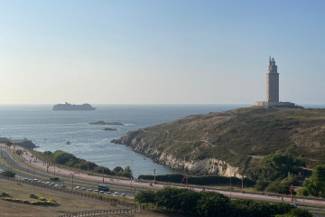 Trasatlantico Ventura junto a la Torre