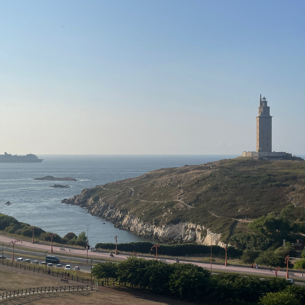 El crucero Mein Schiff 2, obligado a dar la vuelta en A Coruña por la indisposición de una persona