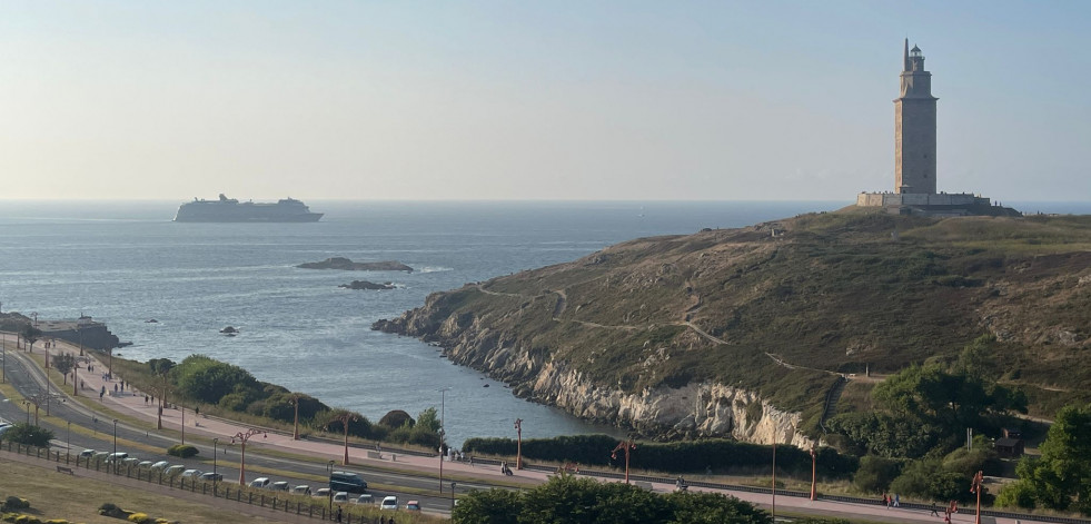 El crucero Mein Schiff 2, obligado a dar la vuelta en A Coruña por la indisposición de una persona