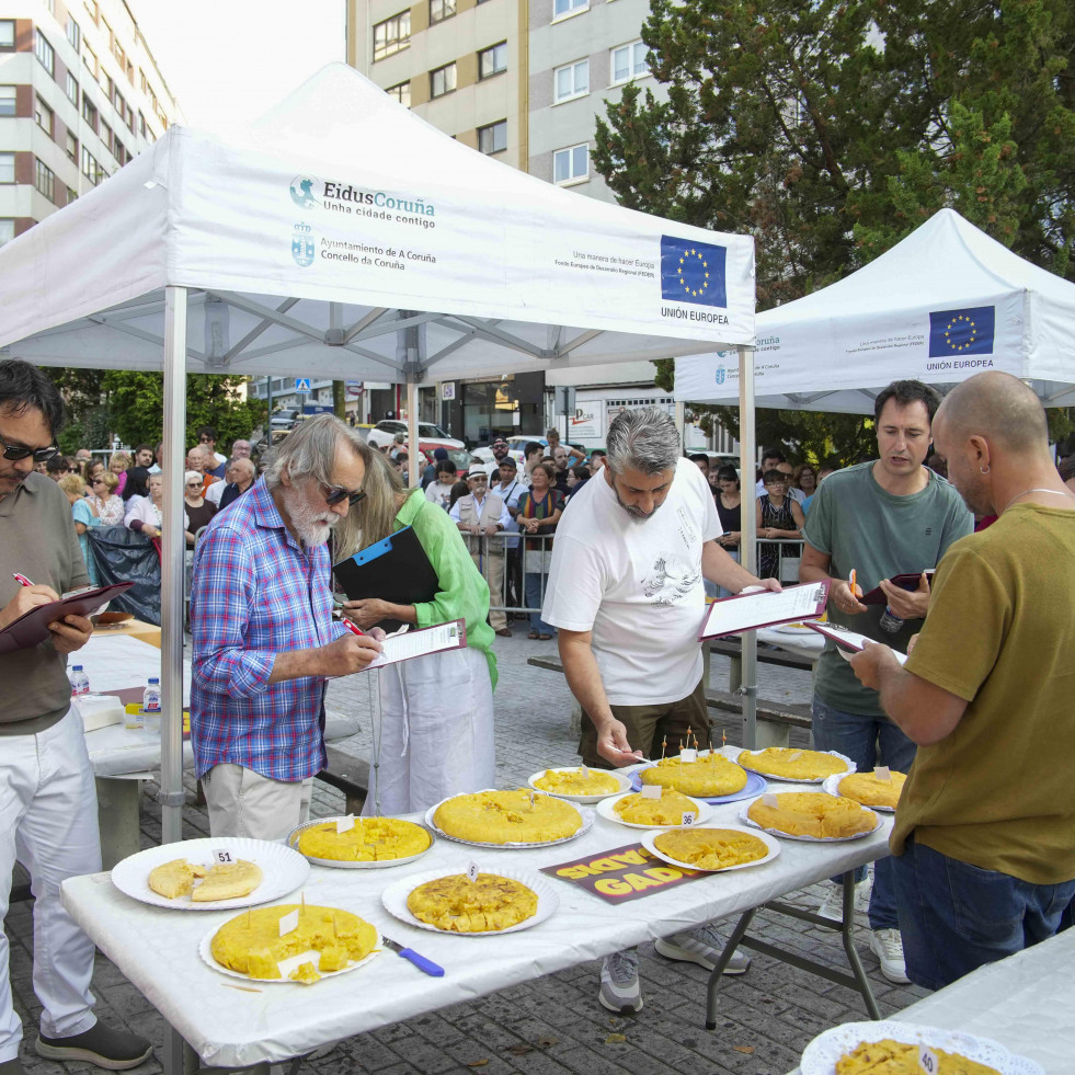 Un transportista jubilado conquista a todo un barrio de A Coruña con su tortilla