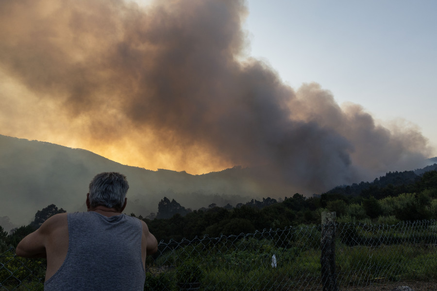 Ocho incendios están activos en Galicia, con desalojos en Pontevedra y Lugo