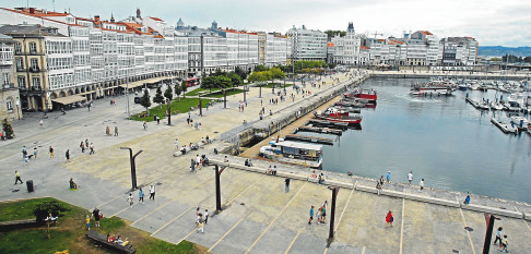 El Ayuntamiento de A Coruña descarta los toldos en La Marina: los árboles ya han crecido