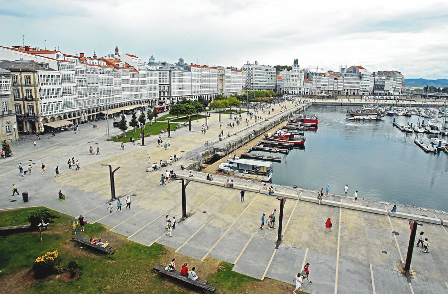 El Ayuntamiento de A Coruña descarta los toldos en La Marina: los árboles ya han crecido