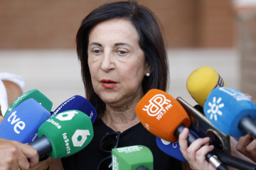 GRAFAND327. RONDA (MÁLAGA), 18/08/2025.-La ministra de Defensa, Margarita Robles, en declaraciones a los medios en el Acuartelamiento de Montejaque de la Legión en Ronda (Málaga), tras las declarac