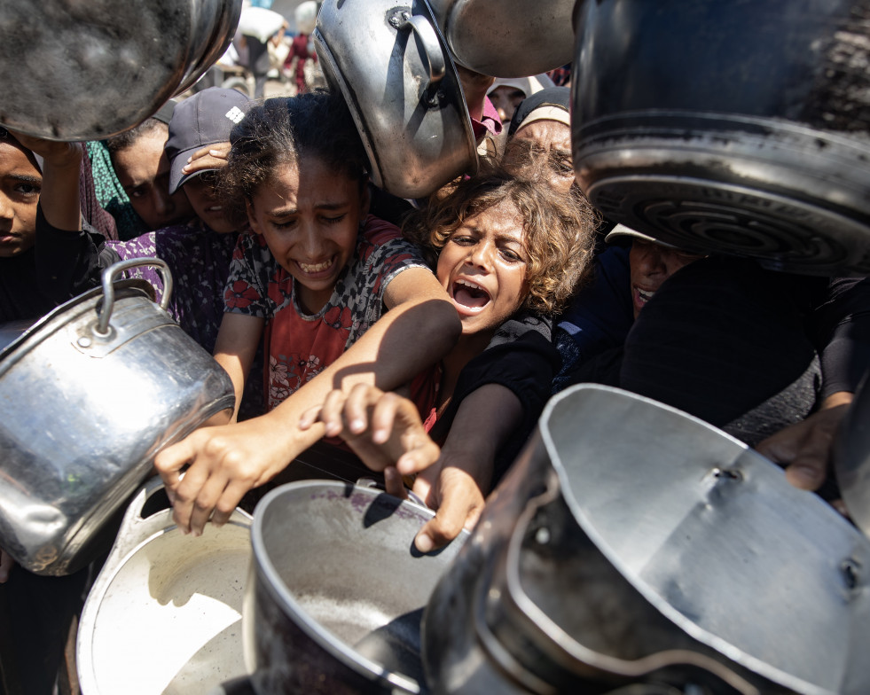 GAZA (---), 23/08/2025.- Palestinians queue to receive a meal from a kitchen that provides free food for displaced people in Khan Yunis, southern Gaza Strip, on 23 August, 2025. EFE/EPA/HAITHAM IMAD
